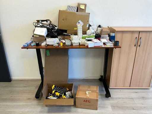 Różne materiały do instalacji centralnego ogrzewania i artykuły biurowe