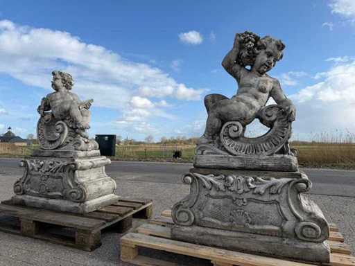 Putti auf einem 1,21 Meter hohen Sockel (2x)