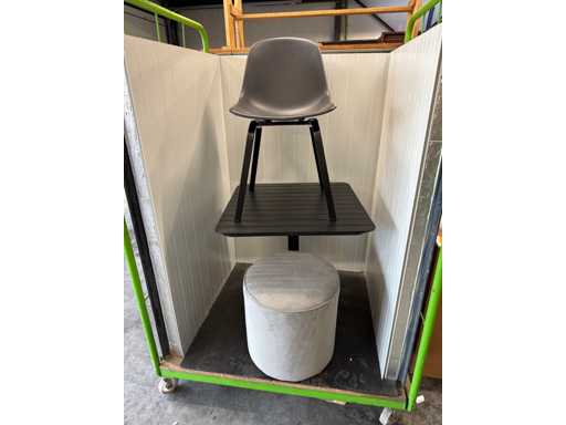 Eetkamerstoel, tafel en poef