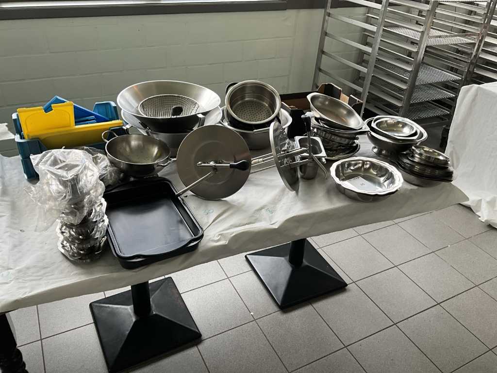 Batch of various kitchen utensils