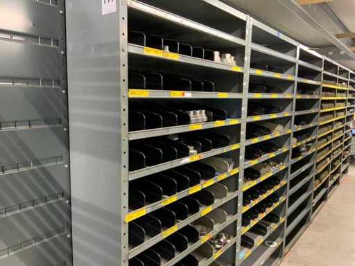 Verschiedene Maschinen und Teile in 6-fach-Kabinetten