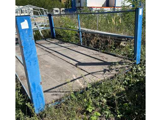 B&W FLOOR CONTAINERS
