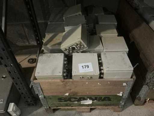 Un lot de cutii de întrerupătoare