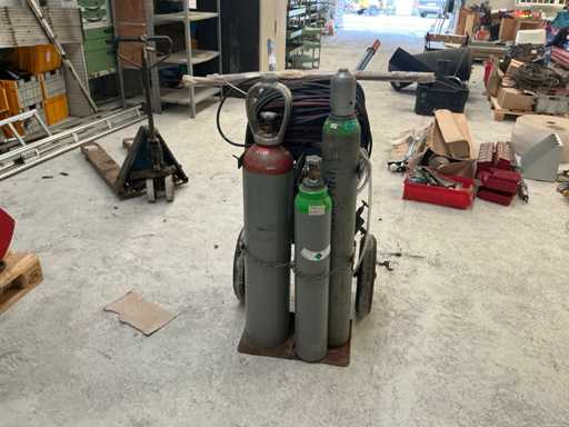 Chariot à bouteilles avec chalumeau de coupe