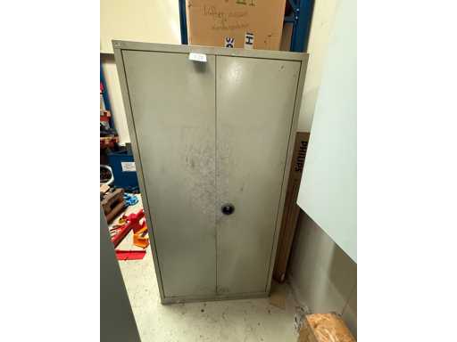   Werkstattschrank mit Inhalt