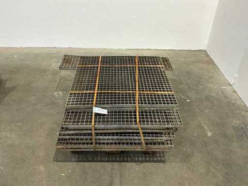 Mixed lot of grating