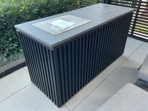 Mobilier de cuisine d’extérieur avec plateau en pierre et plaque de table Qooking. Cuisine d’extérieur