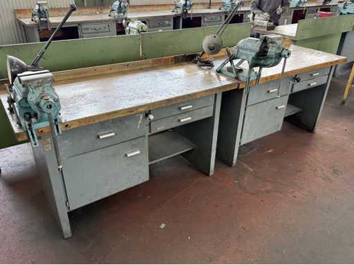  2 workbenches