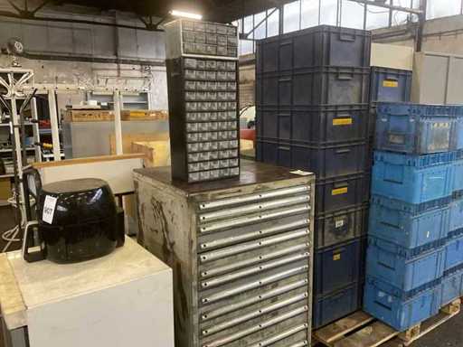 Szafka na narzędzia z różnymi wiertłami