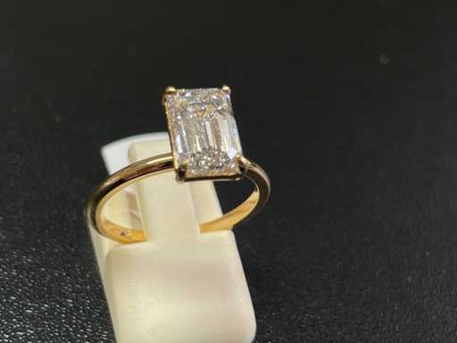 Anello Solitario in Oro Giallo 18 carati con Diamante Smeraldo da 2,51 ct - F/VS1