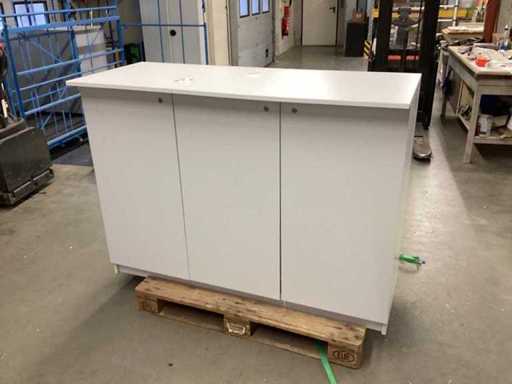 Il bancone del bancone è bianco come nuovo con le porte