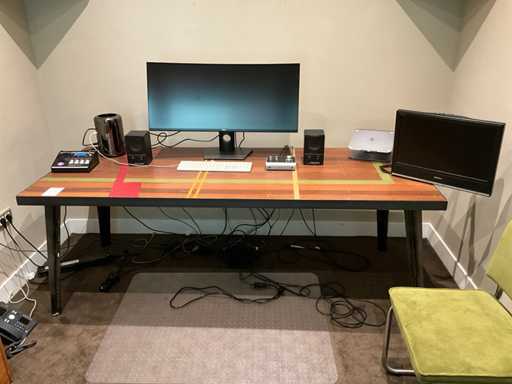 Table avec équipement audio