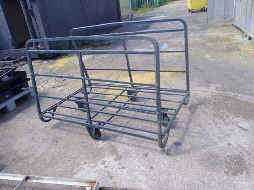 Zware ijzeren trolley op wielen