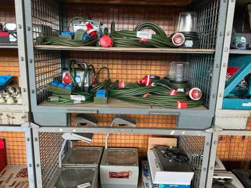 Bouwinsteldoos met kabels en noodverlichting