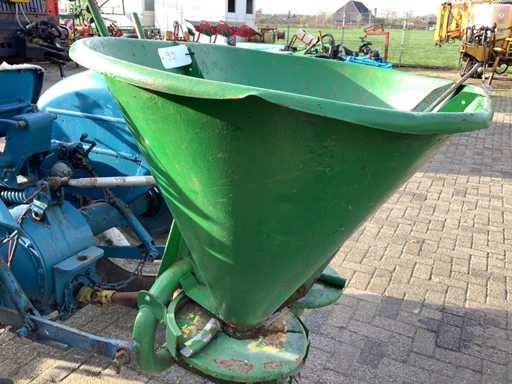 Fertilizer spreader
