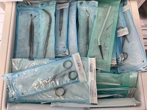 Partij steriel verpakte tandheelkundige instrumenten