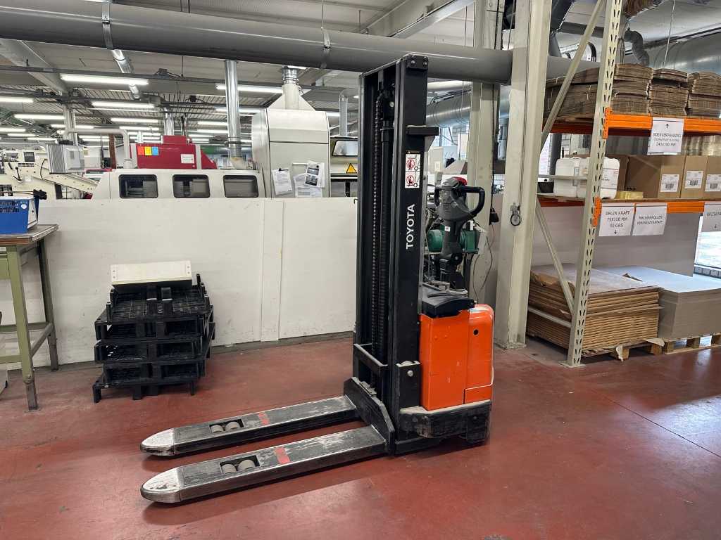 Toyota - 7SM12 - Electric Stacker