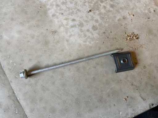 Matériau de fixation pour panneaux sandwich