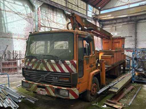 Volvo FL6 turbo platte laadwagen met kraan