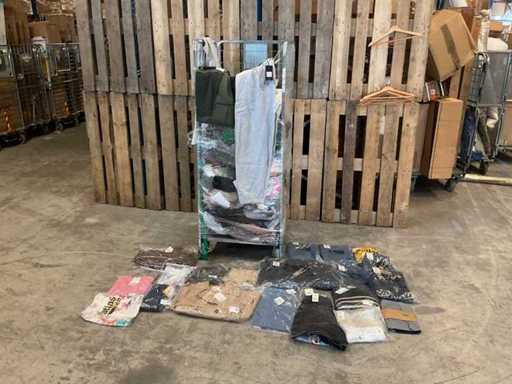 Partij onbezorgde kleding stukken (280x)