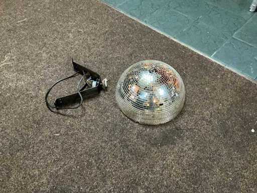 Mezza palla da discoteca su una moto (4 volte)