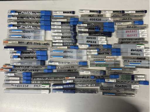   Beaucoup d’outils en carbure solide