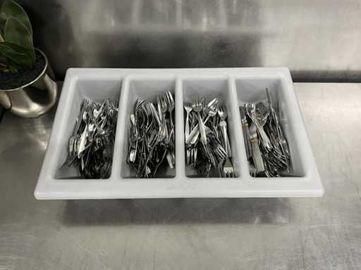 Range-couverts avec fourchettes à gâteau