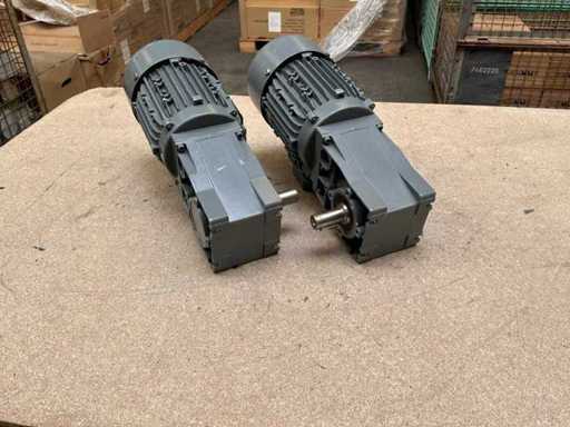 Lenze MDEMAXX071-32C0C Geared Motor (2x)