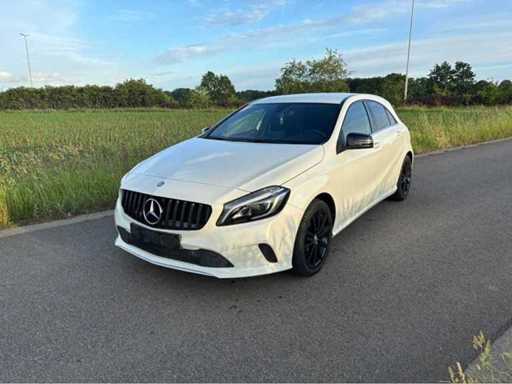 Voiture de passagers Mercedes-Benz A180 AMG Line