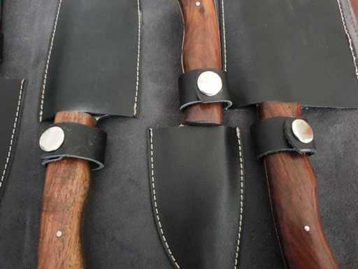 Kookset met 5 damascusmessen en een zwarte leren rol