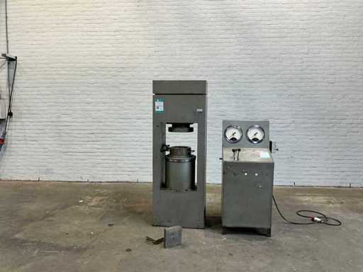 Dintel Metal – 300t – Hydraulikpresse – 1968