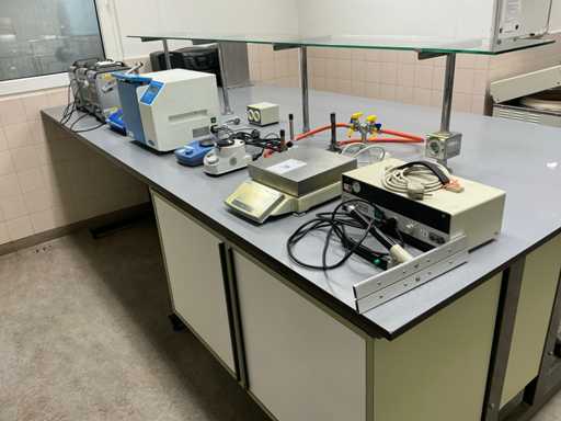 Diverse echipamente de laborator