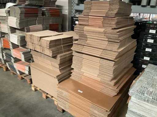 Lotto di varie scatole e fogli di cartone