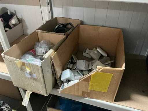 Un lot de suporturi și prize de perete