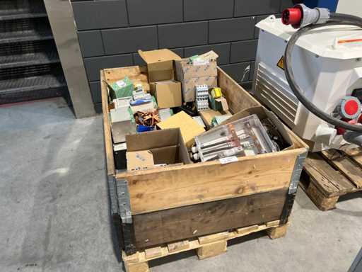 Lote de componentes electrotécnicos industriales