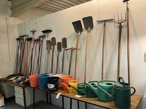 Various garden tools / cleaning supplies