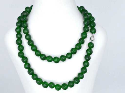 Halsketting met jade edelsteen en een witgouden sluiting met diamant