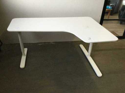 1x biurko 160x110 cm i 1x biurko 160x80 cm.