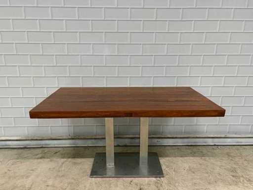 Drewniany stół z bazą ze stali nierdzewnej