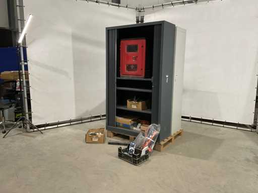 Metalen kast met inhoud