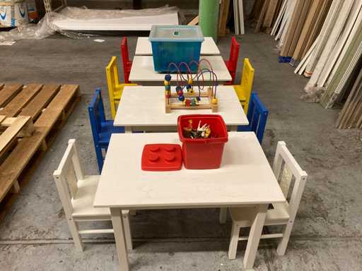 Kindertafel, stoelen, speelgoed en boeken