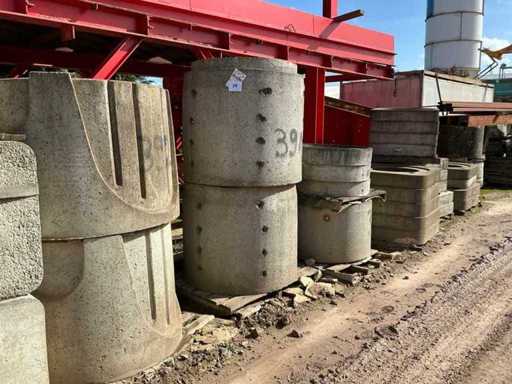 Vari blocchi e elementi rotondi impilabili in cemento (38x)