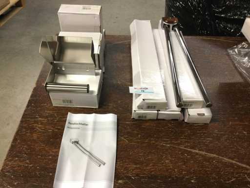 Verschiedene Toiletten- und Duscharmaturen