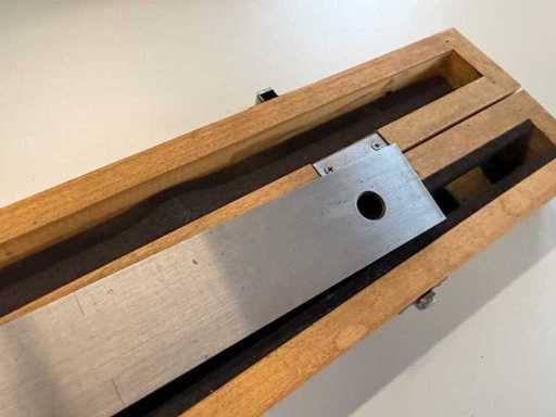 Längen-Endmaß 600 mm aus Stahl mit Holzkassette