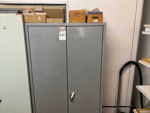 Schrank mit Inhalt