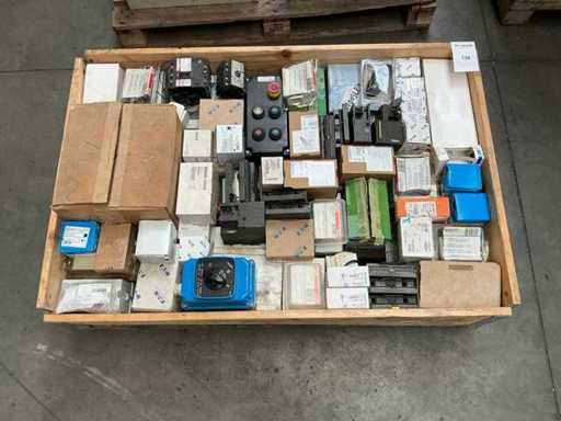 Série de composants électriques industriels