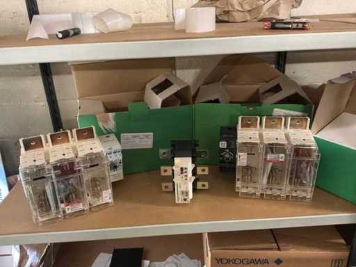 SCHNEIDER ELECTRIC - Ensemble de sectionneurs porte-fusibles et relais électroniques