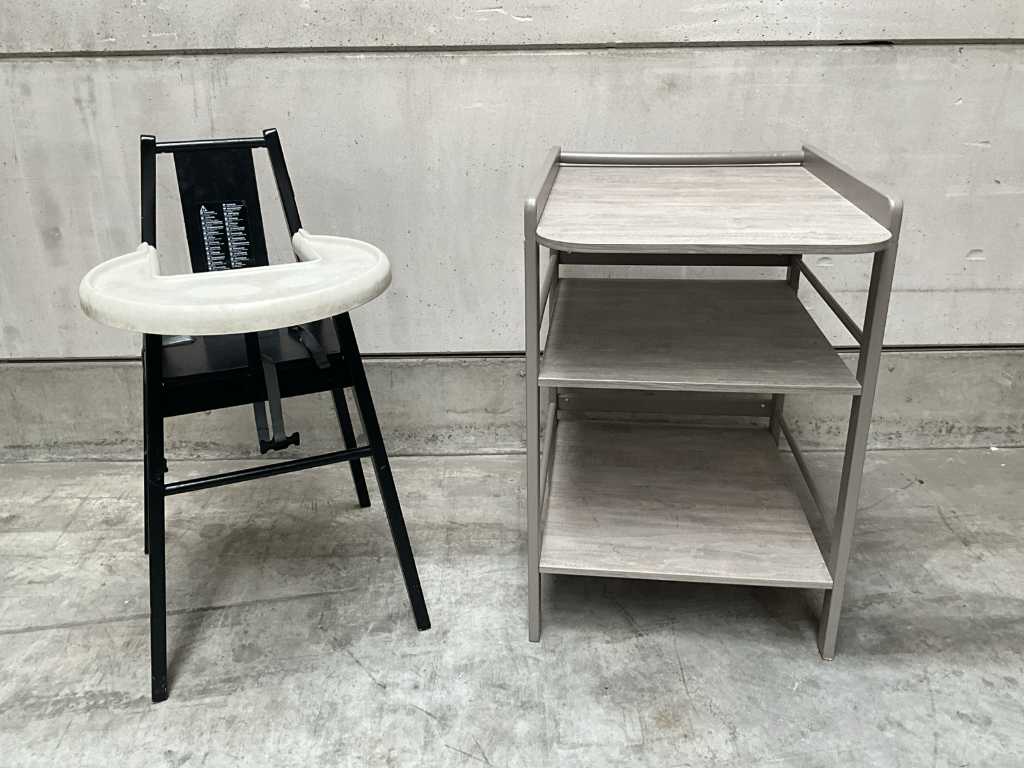 Houten verzorgingstafel + houten eetstoel