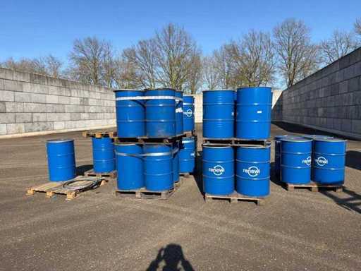 Empty oil drums (35x)