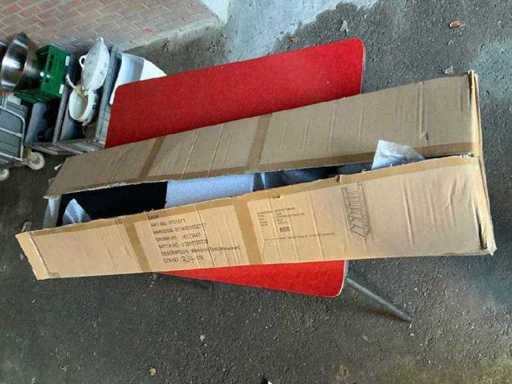 Wandgestell in der schwarzen Oberfläche